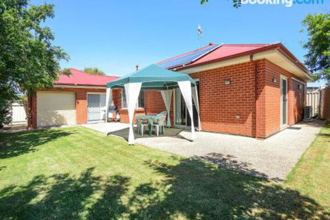 All Seasons Port Elliot Holiday House - Darwin Holiday 3