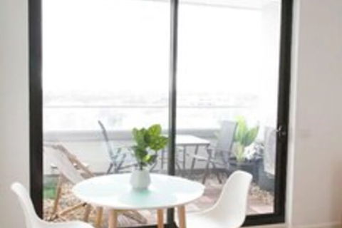 Modern 2 Bedroom Apartment In Melbournes Northcote - Darwin Holiday 3