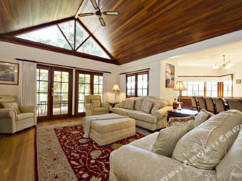 Fleur De Lys - Darwin Holiday 5