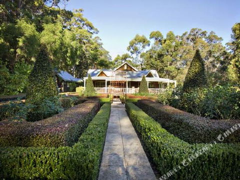 Fleur De Lys - Darwin Holiday 6