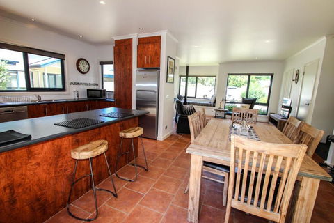 Avignon In Bright - Darwin Holiday 1