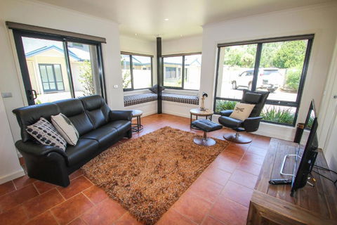 Avignon In Bright - Darwin Holiday 3