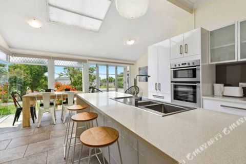 Rose Garden Spacious Family Home Near CBD - Darwin Holiday 4