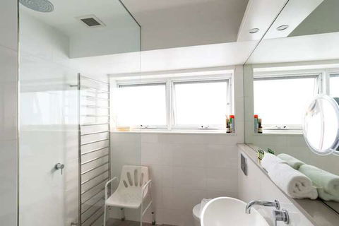 2 Bedroom Apartment With Bay View - Darwin Holiday 1