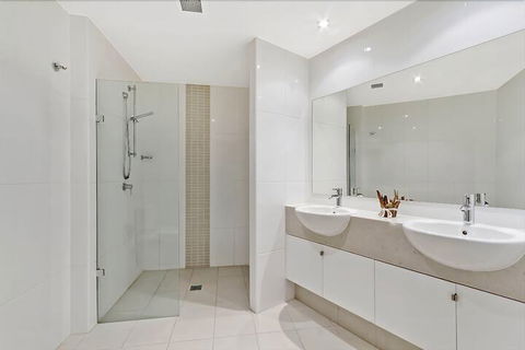Coast Luxury Apartments 3 - Darwin Holiday 6