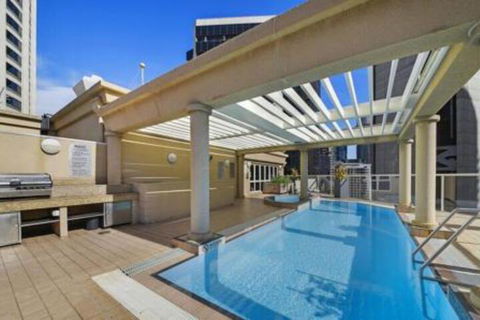 Bond 1603 - Darwin Holiday 5