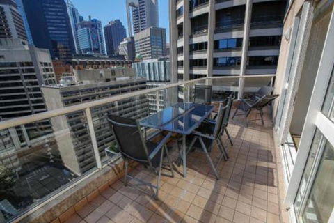 Bond 1603 - Darwin Holiday 0