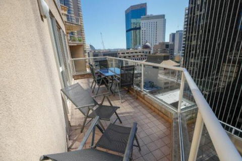 Bond 1603 - Darwin Holiday 3