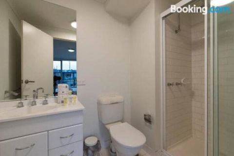 St Kilda Road Park View 3 Bedroom Luxury Apartment - Darwin Holiday 3