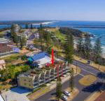 Seaspray 3 straight across the road from Main Beach Yamba - Darwin Holiday