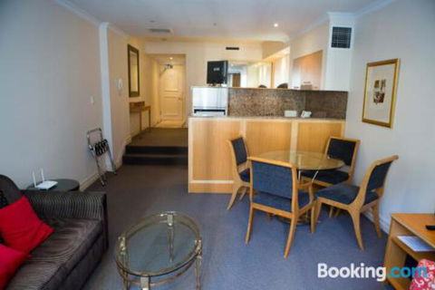 Bond 215 - Darwin Holiday 0