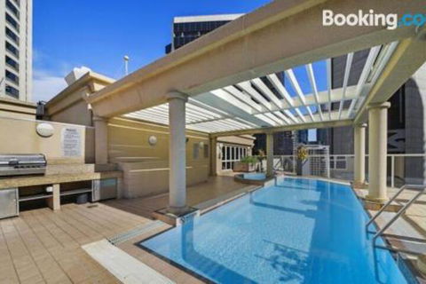 Bond 215 - Darwin Holiday 3