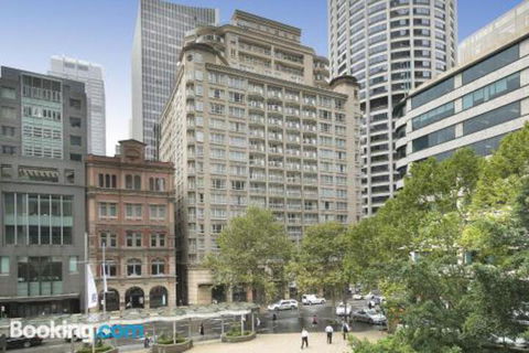 Bond 215 - Darwin Holiday 1