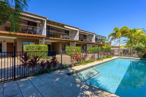 Unit 1 Rainbow Surf Modern Two Storey Townhouse With Large Shared Pool Close To Beach & Shop - Darwin Holiday 2