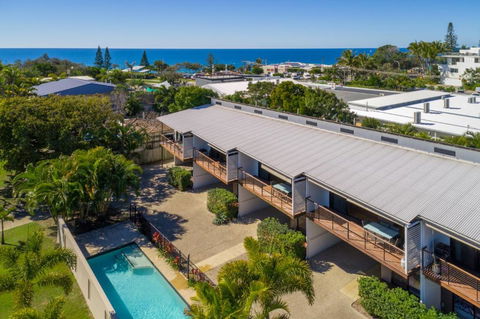 Unit 1 Rainbow Surf Modern Two Storey Townhouse With Large Shared Pool Close To Beach & Shop - Darwin Holiday 1