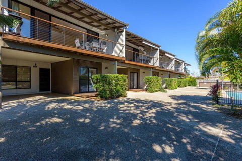 Unit 1 Rainbow Surf Modern Two Storey Townhouse With Large Shared Pool Close To Beach & Shop - Darwin Holiday 3