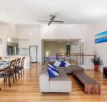 Unit 1 Rainbow Surf Modern two storey townhouse with large shared pool close to beach  shop - Darwin Holiday