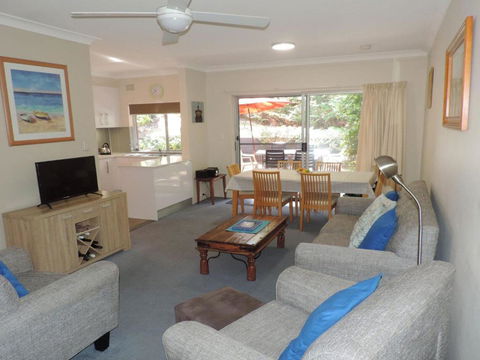 3 Adriana 83 Ronald Avenue Unit With A Backyard - Darwin Holiday 1