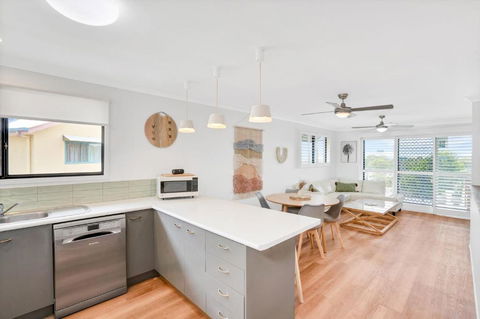Rainbow Breezes 4 Rainbow Beach Townhouse With Breath Taking Ocean Views To Fraser Island - Darwin Holiday 6