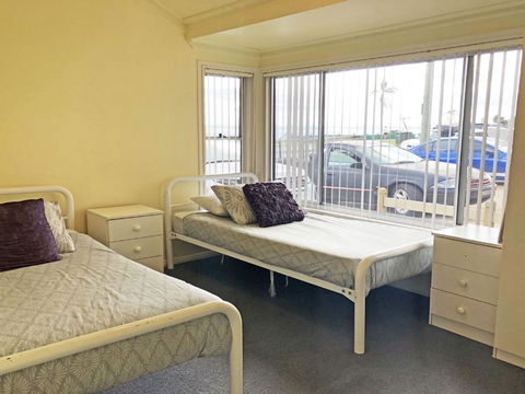 Stillwater 25 Victoria Parade Large Cottage Across From The Water Sleeping 13 - Darwin Holiday 4