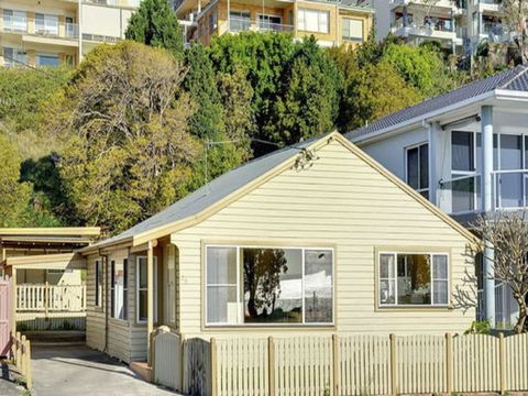 Stillwater 25 Victoria Parade Large Cottage Across From The Water Sleeping 13 - Darwin Holiday 3