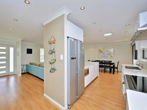 Beach House 8 Mistral Close Large House With Aircon - Darwin Holiday 4