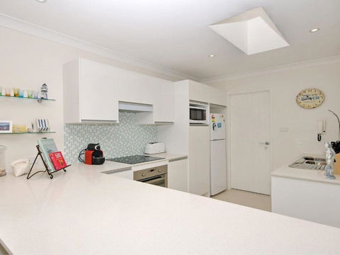 32 Bay Parklands 2 Gowrie Avenue Fantastic Unit With Air Conditioning Pool Tennis Court & Spa - Darwin Holiday 1