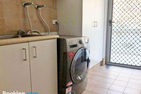 Mooring Two Upstairs 23 Shoal Bay Rd Stunning Views WIFI Air Conditioning & Boat Parking - Darwin Holiday 3