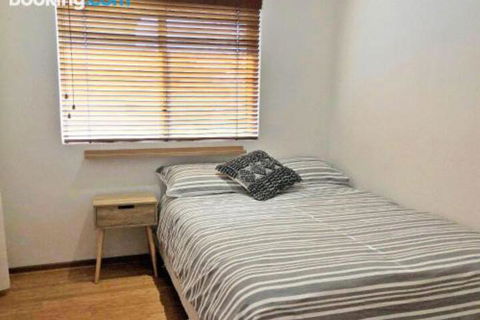 Mooring Two Upstairs 23 Shoal Bay Rd Stunning Views WIFI Air Conditioning & Boat Parking - Darwin Holiday 4