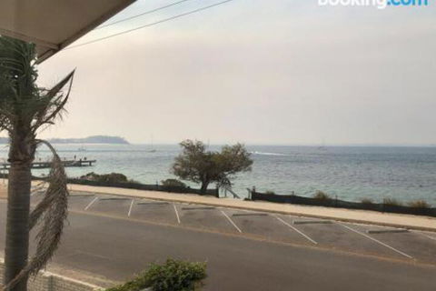 Mooring Two Upstairs 23 Shoal Bay Rd Stunning Views WIFI Air Conditioning & Boat Parking - Darwin Holiday 6