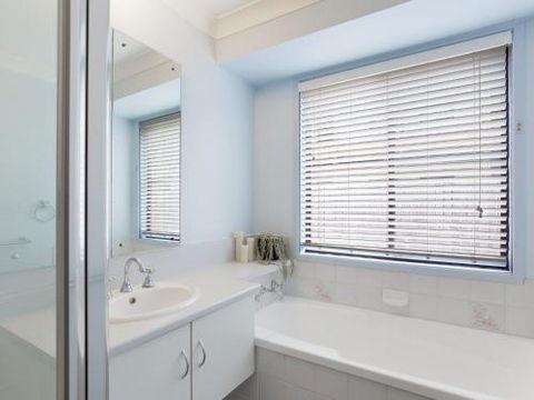 Willows At The Bay 111 Horace St. Large House With Aircon WIFI & Boat Parking. - Darwin Holiday 1