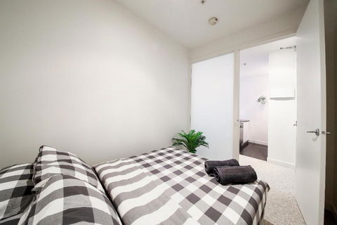 A Spacious & Central 2BR Apt Near Flinders Station - Darwin Holiday 1
