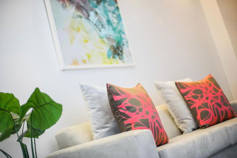 A Comfy & Central 2BR Apt Near Flinders Station - Darwin Holiday 1