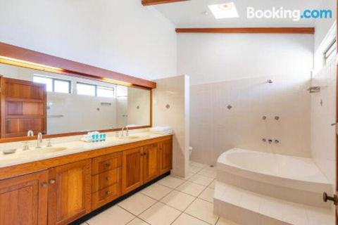 Split Living With Ocean Views Noosa Heads - Darwin Holiday 5