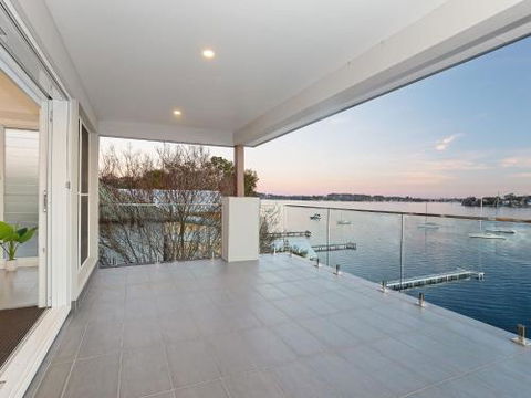 Absolute Waterfront Lakehouse Fishing Point Waterfront Pool Jetty - Darwin Holiday 4