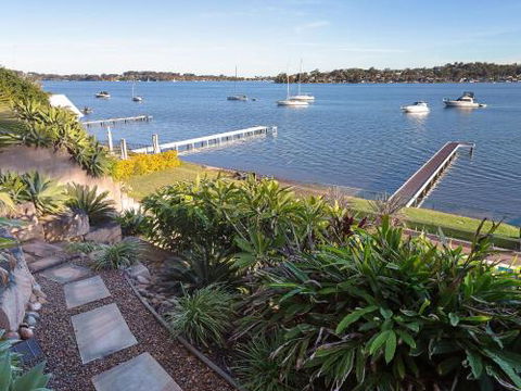 Absolute Waterfront Lakehouse Fishing Point Waterfront Pool Jetty - Darwin Holiday 6