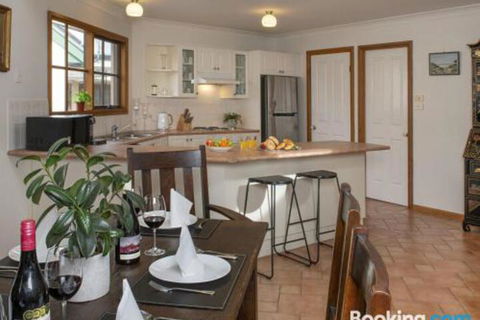 Cloud 9 Cottage Waves Walks & Welcoming - Darwin Holiday 0