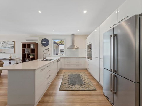 Beachfront By The CC Family Friendly Plunge Pool Steps To The Beach - Darwin Holiday 5