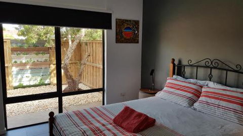 Red Ochre â€“ Large 1BR With Private Courtyard - Darwin Holiday 5