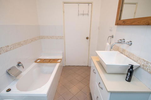 Lords Cottage Charming CBD Home Pet Friendly - Darwin Holiday 4