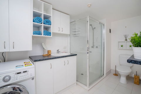 Beachside Views With Pool & Netflix - Darwin Holiday 3