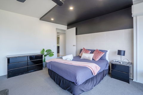 Grand Bright Modern Home - Darwin Holiday 2