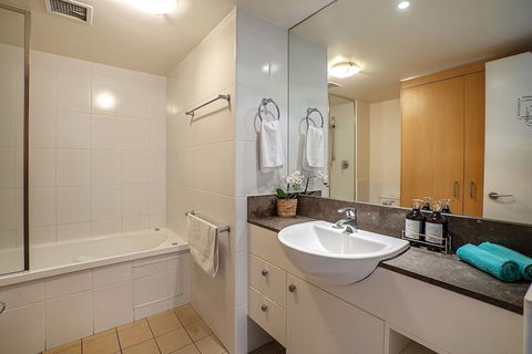 Location 5 Star Stylish Apt With Views - Darwin Holiday 5