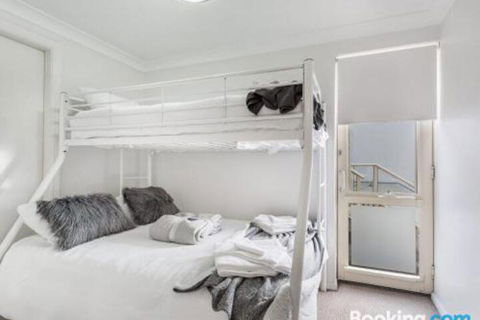 Dolphin WatchatNelson Bay - Darwin Holiday 6