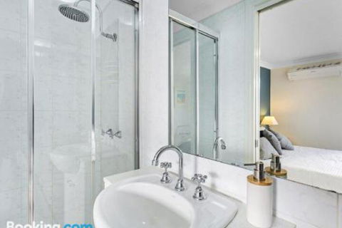 Dolphin WatchatNelson Bay - Darwin Holiday 2