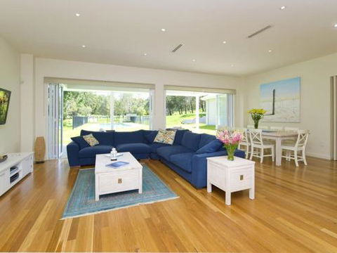 Echo Beach House 16 Reflections Dr Luxurious House With Magnificent Pool & Ducted Air - Darwin Holiday 5
