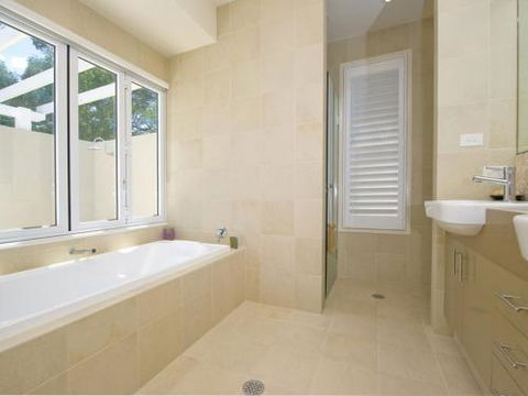Echo Beach House 16 Reflections Dr Luxurious House With Magnificent Pool & Ducted Air - Darwin Holiday 6