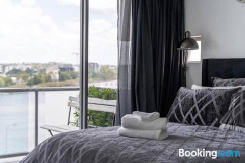 3br Stylish Apt CBD River & City Views SpaSaunaPoolWIFINetflix - Darwin Holiday 6
