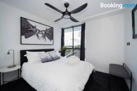 3br Stylish Apt CBD River & City Views SpaSaunaPoolWIFINetflix - Darwin Holiday 5