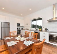 Kinloch Cottage renovated to new on Daisy Hill Vineyard - Darwin Holiday